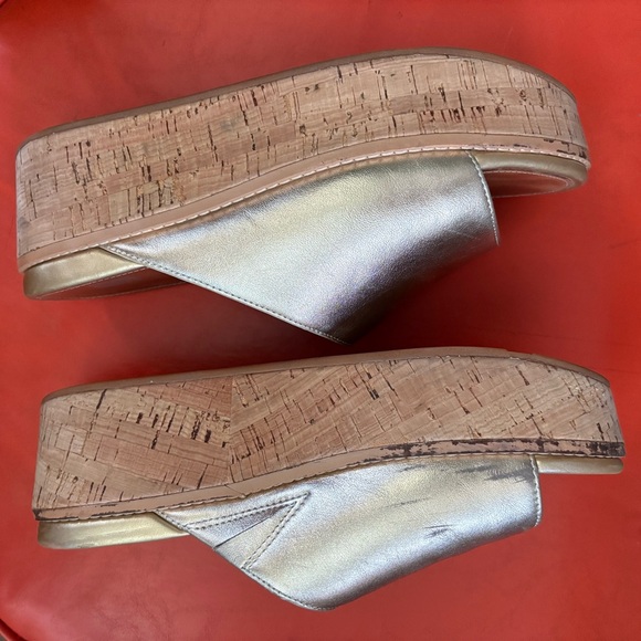 EUC Fitflop gold platform sandals - Picture 3 of 7